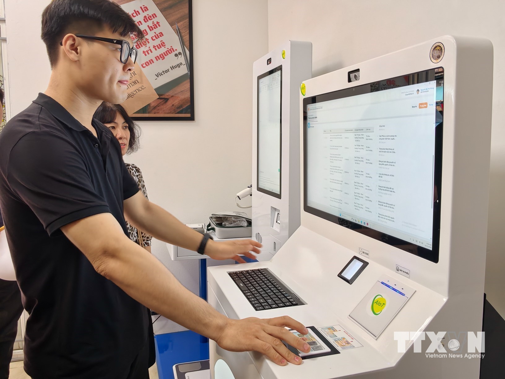 Kios máy tính hỗ trợ người dân thực hiện dịch vụ công trực tuyến, nâng cao kỹ năng số. (Ảnh: Trung Nguyên/TTXVN)